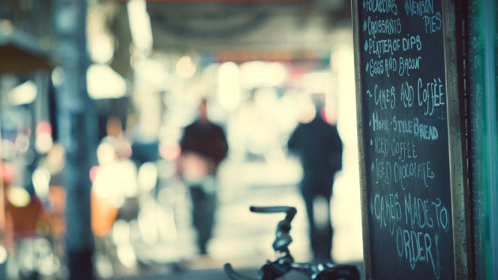 Papan tulis menu kafe kecil di depan jalan yang ramai